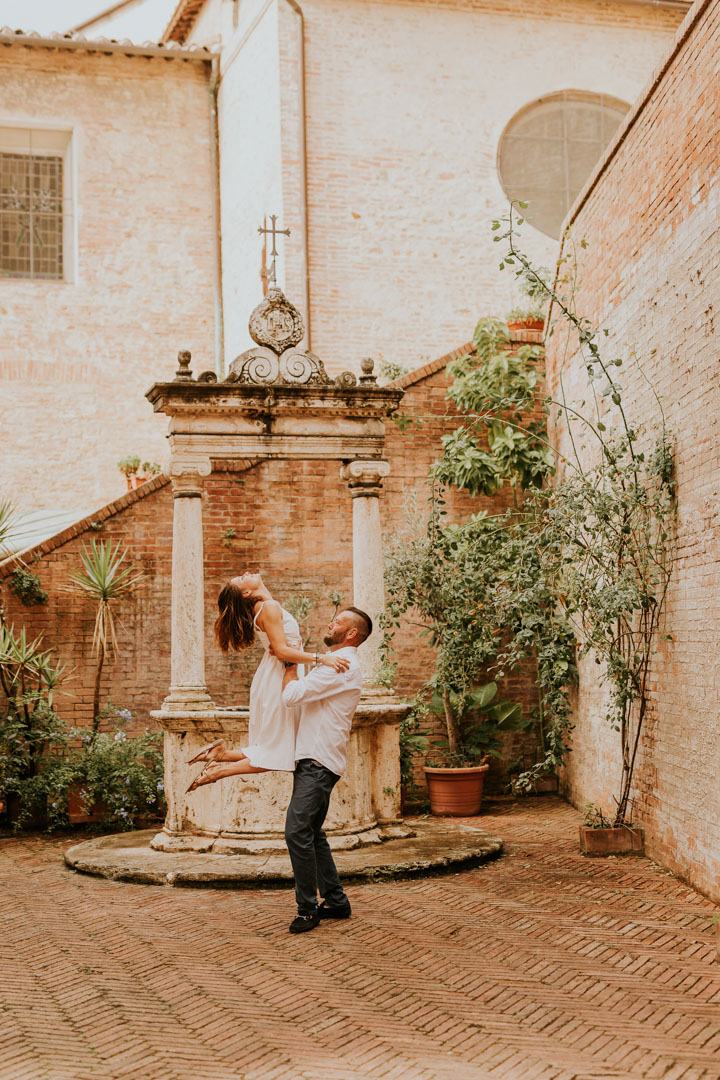 Para narzeczonych, tańczy przy studni, Siena Italy